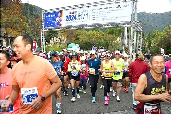 內湖鐵人白石湖嘉年華公益路跑以行動支持社會公益,將參賽者的報名費全數捐贈給財團法人中華民國兒童癌症基金會。圖/永慶房屋提供