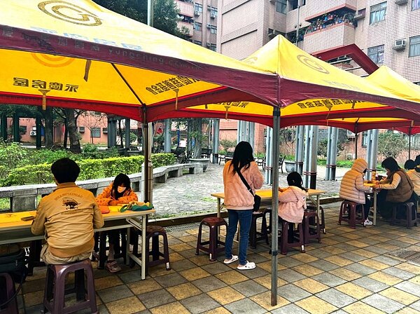 永慶房屋協助重陽花園新城社區舉辦「元旦暨繪畫寫生比賽」,提供活動帳篷讓住戶能在帳蓬內完成比賽圖畫。圖/永慶房屋提供