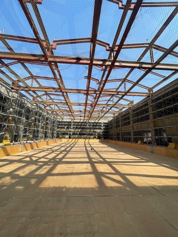 「楠仔坑運動中心」近期動用市場少見的500噸移動式起重機克服大跨度屋頂鋼構吊裝。圖／新建工程處提供