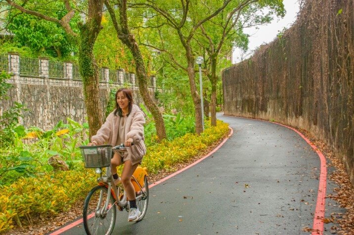 防汛道路搖身成為充滿綠意及休憩功能的通行綠廊。圖／新北市府提供