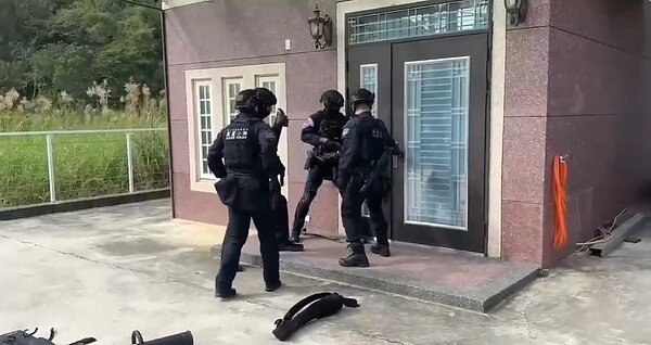 大批警力持槍攻堅逮毒販。圖/警方提供