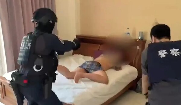 警力持槍攻堅,終於逮到正呼呼大睡的周姓製毒師。圖/警方提供