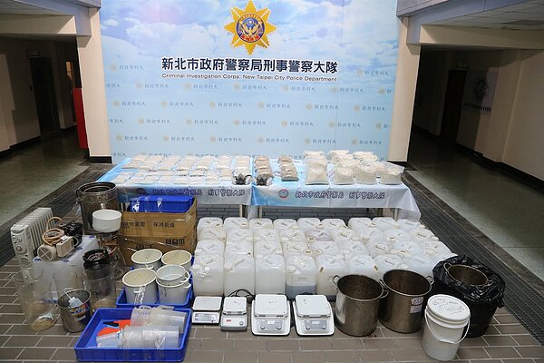 周姓主嫌承租透天農舍假裝賣滷味,實則製毒想要販售。圖/新北刑大提供