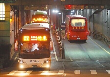 
中華民國公共汽車客運商業同業公會全國聯合會研議針對短程通勤路線提出尖峰、離峰等差別運價。（劉宗龍攝）
