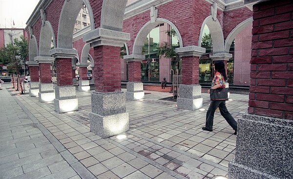 一名女學生在Dcard發文指控被馬偕醫院王姓醫師拉到樓梯間性侵,台北地方法院審理期間,女學生輕生,台灣高等法院今判王被控強制性交無罪。示意圖/聯合報系資料照