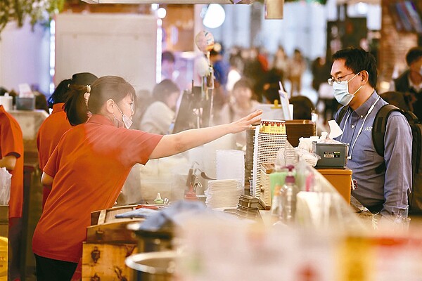 不少公司幫員工加薪，又以缺工嚴重的餐飲服務業最積極，築間、全家餐飲、麥當勞、乾杯等陸續宣布調薪方案。圖為美食街工作的勞工。記者陳正興／攝影 