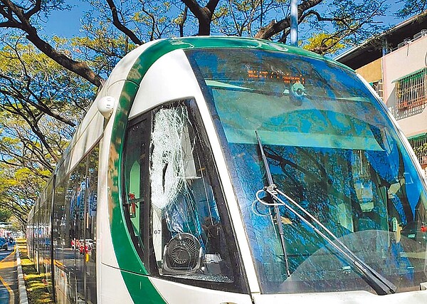 高雄輕軌大順路新路段10日上午傳出意外,一輛工地砂石車疑侵入軌道區,造成輕軌列車撞上車頭、車側受損,所幸沒造成人員受傷,高捷公司事發後立即起動接駁,釐清事故原因後將進行求償。(高捷公司提供/任義宇高雄傳真)