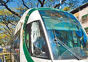 輕軌新路段又意外　砂石車擦撞列車