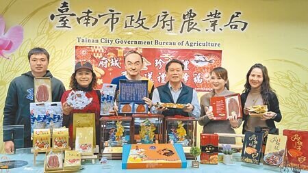 正逢烏魚產季,台南市政府農業局10日偕業者推薦「台南嚴選烏魚子」為伴手禮。(張毓翎攝)