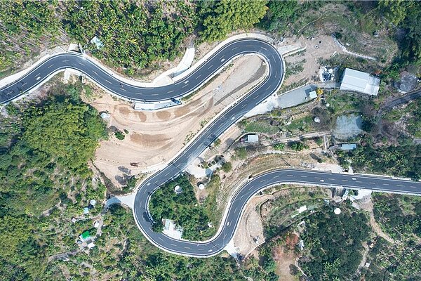 南投縣長許淑華(左四)親自出席中寮環鄉道路全線通車典禮,焚香祈求該道路打通帶動地方觀光與展業發展。南投縣政府提供