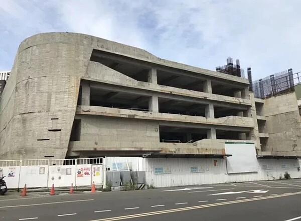 總金額2.8億元的西大路(停七)立體停車場,因原廠商工程嚴重落後,市府去年12月15日主動與廠商解約。圖/竹市府提供