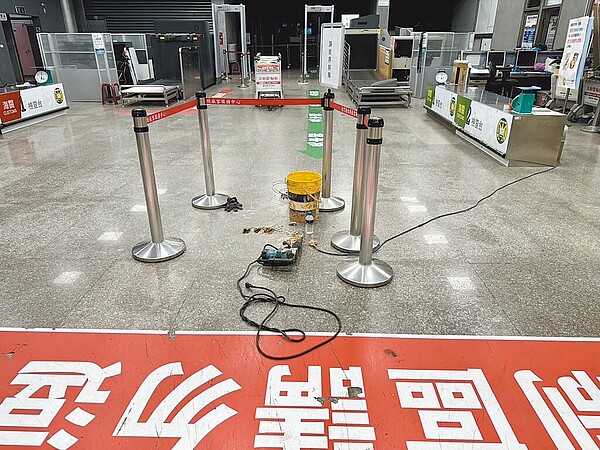 金門縣小三通水頭港入境大廳9日驚傳X光機外地板插座電線走火,嚇壞入境旅客,所幸未造成人員受傷。(民眾提供/于家麒金門傳真)