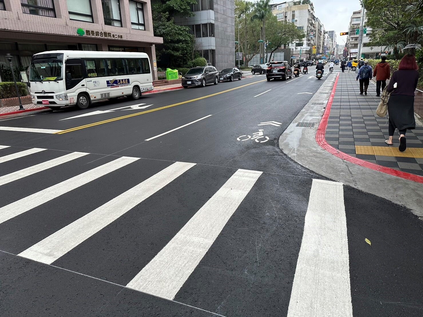 仁愛路四段266巷道路、人行道齊更新。圖／台北市府提供