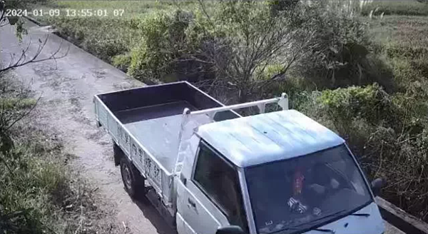 警方裝置的AI自動偵測發報系統,發現該輛白色貨車載運廢棄物品前往偏僻地區,形跡可疑,隨後回頭車上已無物料,研判已遭濫倒。圖/警方提供