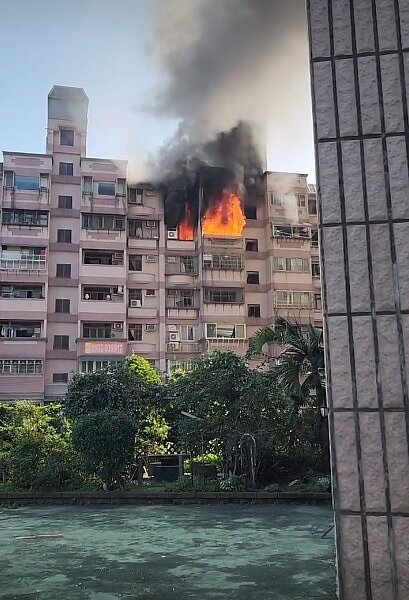 新北市八里區中山路一段268巷發生嚴重氣爆火警。圖/截自臉書社團「八里」