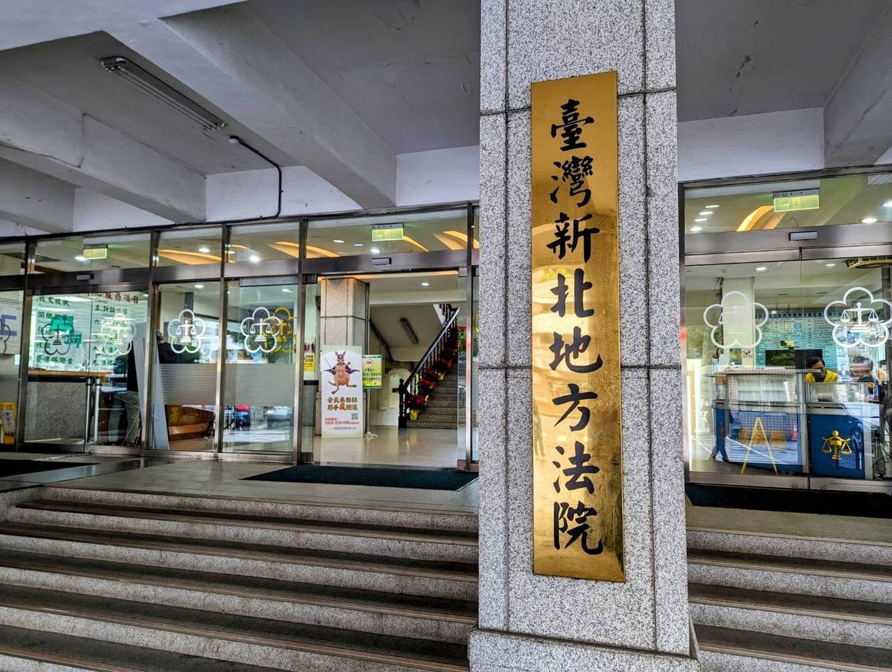 新北市五股區出現割喉案「乾哥」「乾妹」肖像看板,新北院表示由主管機關處理。本報資料照