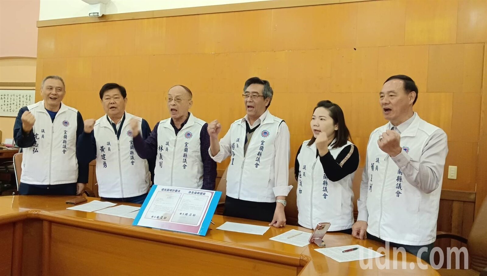 國民黨縣議會黨團今爆「楊桃館」違建新進度,指出民進黨陳俊宇的農舍違反農地農用,幾年前被開罰,最近遭檢舉又被罰9萬元,違建也不拆,知法犯法;陳俊宇陣營回應,對於違建範圍尚有疑義,反批對手黃琤婷的選舉竹架看板違規,知法犯法。記者戴永華/攝影