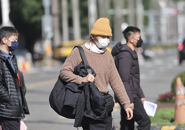 中央氣象署觀測今晨最低溫在苗栗公館7.2度，白天持續受冷氣團影響，雖可見陽光仍偏冷。示意圖／聯合報系資料照