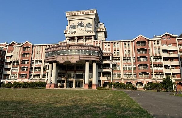 避免校地資源浪費,臺南市政府積極規劃轉型工作,自去年8月將台首大原校區正式定調為「大曾文願景園區」,提供全民運動中心、親子遊憩空間、社福社教設施、藝文典藏、辦公行政等五大類公共服務空間。圖/台南市政府提供