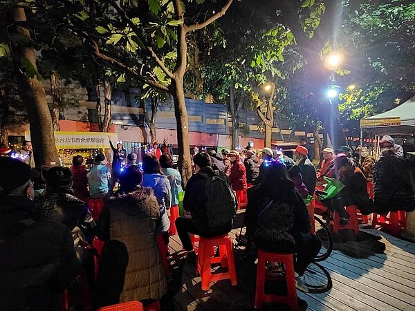 菜園里蔡蕙而里長在貓公園舉辦攜手愛加倍聖誕晚會。（圖／中正萬華樂生活Ｘ有你有我）