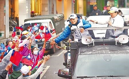 國民黨立委候選人羅明才(右一)及總統候選人侯友宜(右二)3日在新店區掃街拜票,沿途受到支持民眾熱烈歡迎。(本報資料照片)