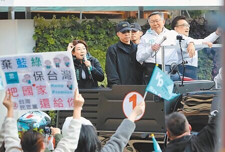 民眾黨總統候選人柯文哲，11日在台北市向民眾懇託。（鄭任南攝）