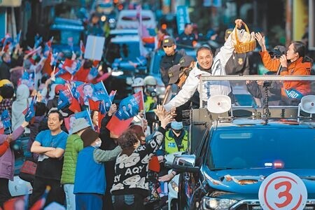 國民黨總統候選人侯友宜，11日到新北市樹林區掃街，支持民眾送粽子象徵包中。（郭吉銓攝）