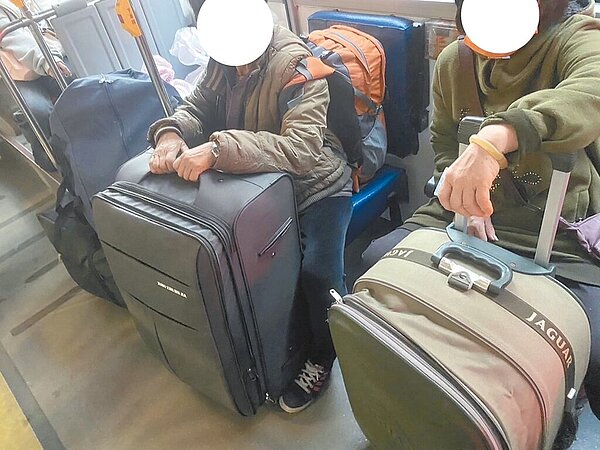年關將至,南、北乾貨需求量大,金門不少小三通「單幫客」誇張的拖著大量「帶貨」行李擠公車,造成車上走道阻塞、上下車困難,引發民怨。圖/金門縣車船處提供