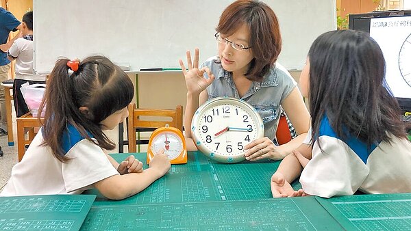 教育部昨宣布，特殊教育老師兼任特定的特教相關導師、主管職務，均可支領全額特教職務加給，不必再因授課節數遭扣除。圖為特教師授課示意圖（照片中人物與新聞無關）。（教育部提供）