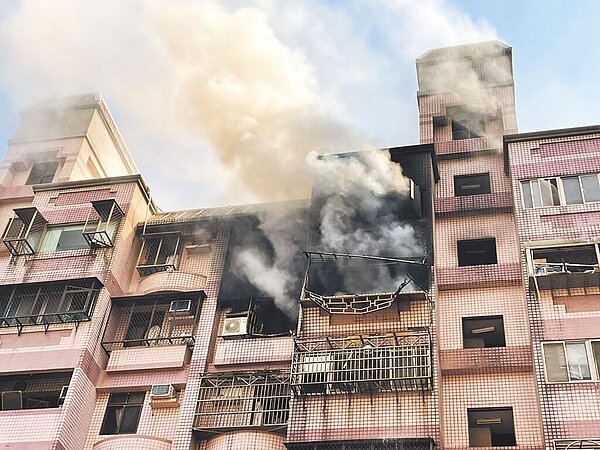 新北市八里區中山路一段268巷內某民宅，11日上午11時許發生火警，6樓傳來爆炸聲及大量濃煙竄出。圖／新北市消防局提供