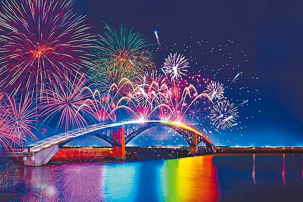 「2024澎湖國際海上花火節」將於5月2日開跑，易遊網祭出保證有位的商品搶商機。（易遊網提供）