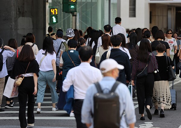 主計總處今（11）日發布勞動供需市場調查發現，2023年11月製造業加班工時為14.8小時，年增1.3小時，且自去年7月以來已連續五個月皆呈現正成長。不過，製造業受僱員工人數部分則尚未傳出好消息，仍呈續減情形。圖／聯合報系資料照片 