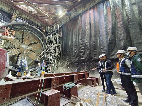 捷運局長視察潛盾機到達G11站。圖/桃園市府提供