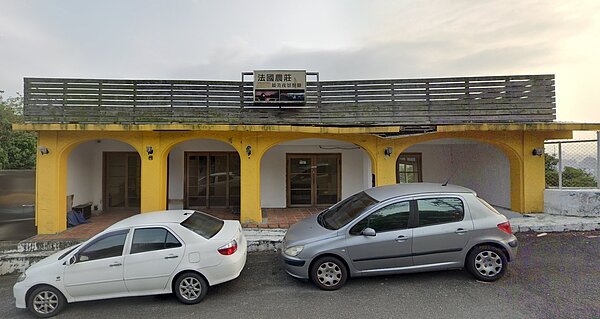 陽明山熄燈多年的「洞天花園餐廳」近期開價3.7億元求售。圖/Google Map