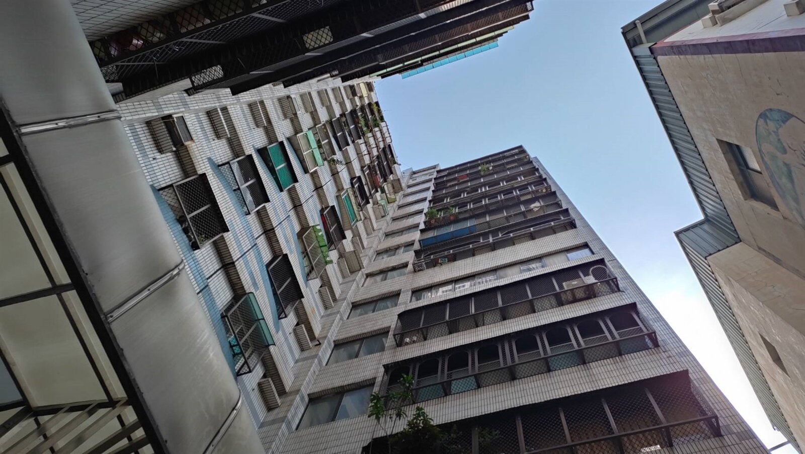 高雄市苓雅區武廟路的大樓發生凶殺案,一對夫妻遭歹徒殺害,慘死家中。記者林保光/攝影