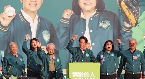 饗賓集團董事長陳啟昌於選前表態挺賴蕭配，圖為民進黨總統候選人賴清德（中）於嘉義市造勢場。聯合報系資料照／記者李宗祐攝影
