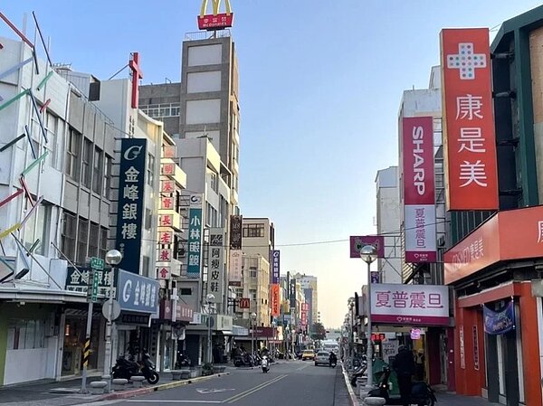 東森房屋澎湖光復加盟店店東徐麗雪表示,馬公市以中正路、民權路一帶的中古透天最為搶手。圖為澎湖街景/東森房屋提供