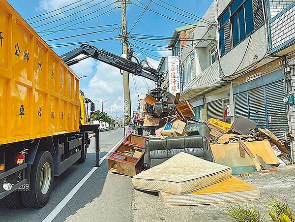 彰化縣環保局指出，民眾在年終大掃除清出的大型廢棄物以家具及床墊為主。圖／秀水鄉公所提供
