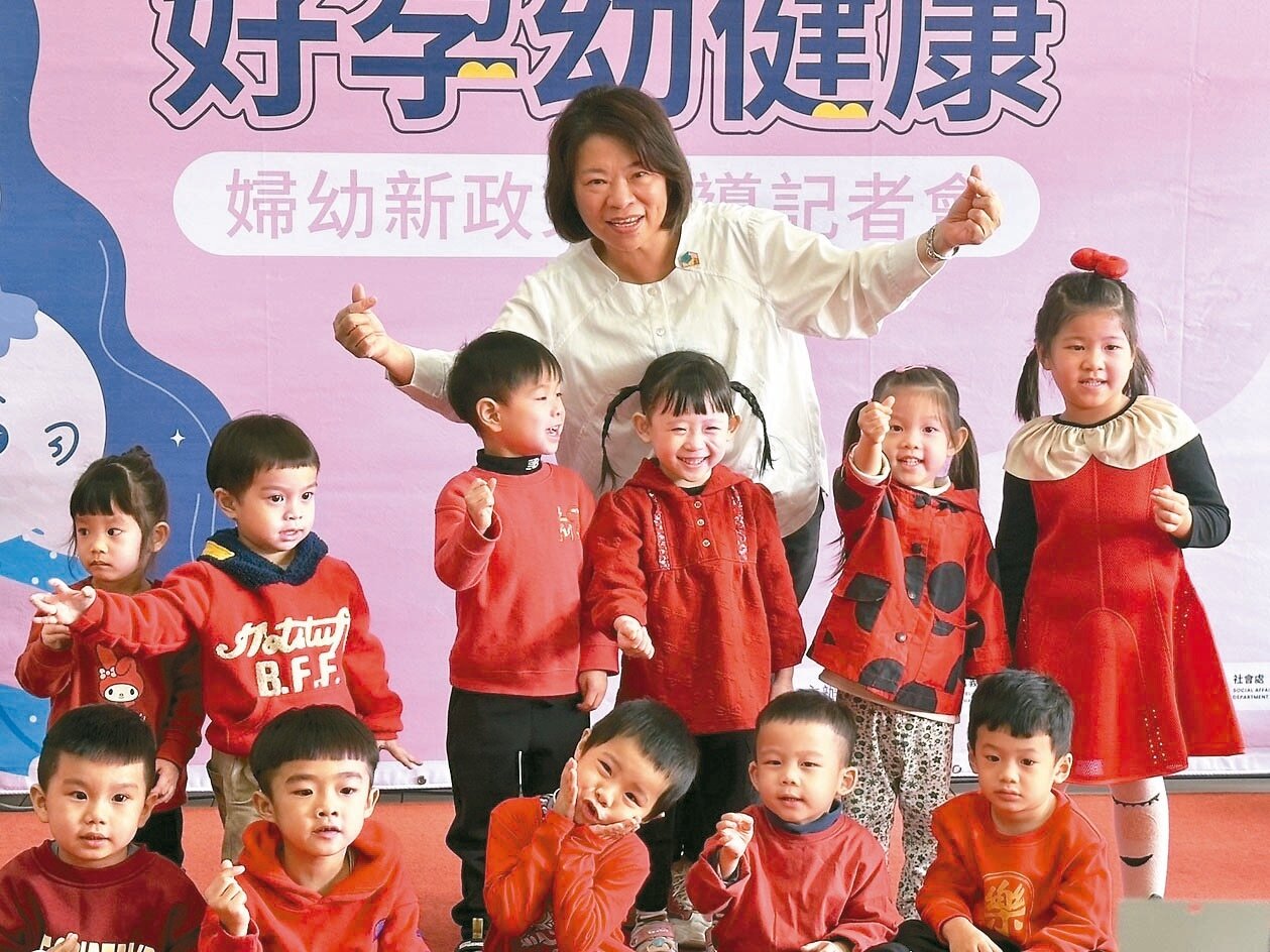 嘉市府推出5項婦女好孕幼兒健康新政上路，市長黃敏惠與可愛幼兒合照。記者魯永明／攝影 