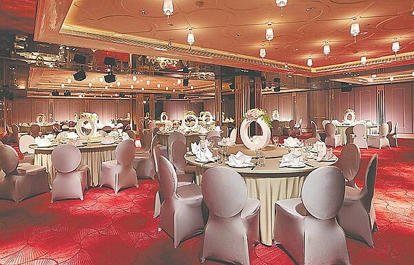 疫後內需市場熱，餐飲及通路業者去年業績紛創高，2024年續拚高。圖／業者提供
