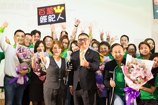 有永慶加盟總部全面性的資源協助，有巢氏房屋楊政諺團隊去年業績翻倍成長。圖／永慶房產集團提供