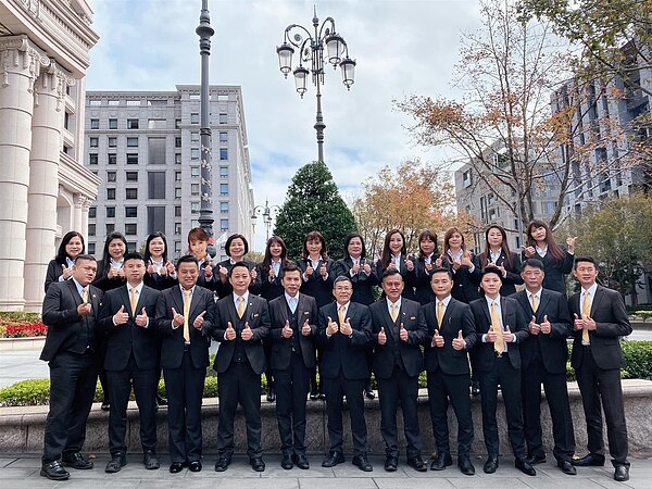 永慶不動產宜蘭公園加盟店善用聯賣，去年拚出8千多萬元業績，勇奪永慶不動產宜蘭區業績冠軍。圖／永慶房產集團提供