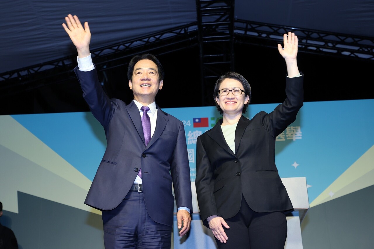 2024中華民國總統暨立委大選結果出爐，總統、副總統當選人賴清德（左）、蕭美琴（右）晚間向國內外媒體記者發表勝選感言，結束後向媒體記者揮手致意。聯合報記者／許正宏 攝影 