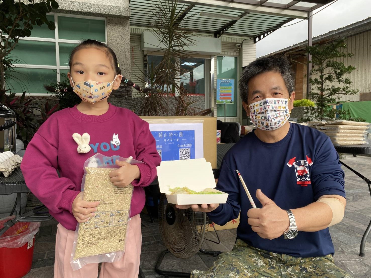 一名來自廣東的台灣女婿賴陽喜（右）在台東捐血站現場做起腸粉感謝前捐血人，讓大選熱情化為「熱血」。記者尤聰光／攝影 