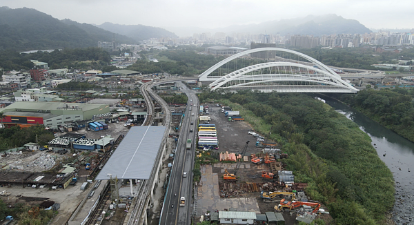 三鶯線鋼拱橋空拍照。圖/新北市政府提供
