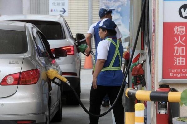 台灣中油公司宣布，明日凌晨零時起汽油價格調降0.2元、柴油不調整。圖/聯合報系資料照片 