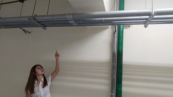 許多社宅近年才蓋好,卻出現漏水、管線破裂阻塞等問題,北市議員陳怡君就多次接獲陳情社宅有缺失。記者林麗玉/攝影