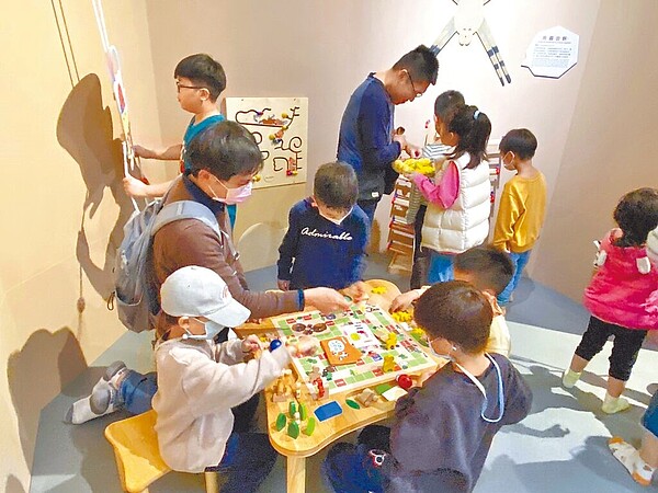 嘉義市立博物館兒童廳互動遊戲更新,親子樂遊。圖/嘉義市政府提供