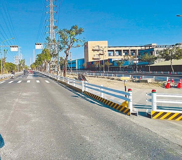 小港區沿海路上「高雄港洲際貨櫃中心聯外貨櫃車專用道開闢工程」工地護欄,恐造成用路人危險,高雄市工務局已請施工團隊調整改善。圖/高雄市工務局提供