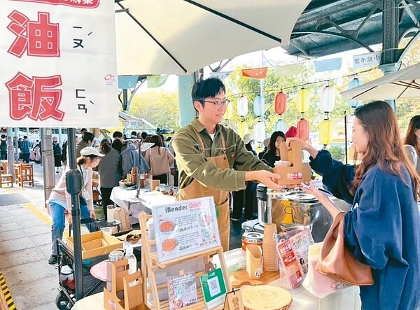 「iBender 愛辦桌」創辦人鄭旭昇成長自高雄內門辦桌世家,透過創意行銷經營品牌,重新詮釋辦桌文化。圖/「iBender 愛辦桌」提供